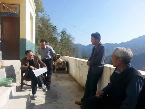 隴運集團公司董事長、黨委書記李寅祥率相關人員專程前往精準扶貧點進行深入調研