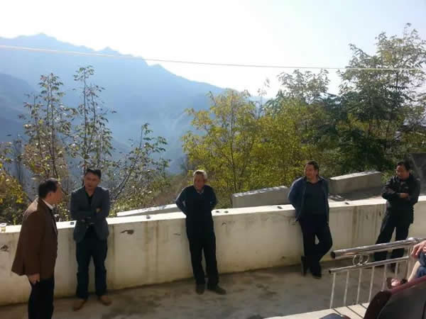 隴運集團公司董事長、黨委書記李寅祥率相關人員專程前往精準扶貧點進行深入調研