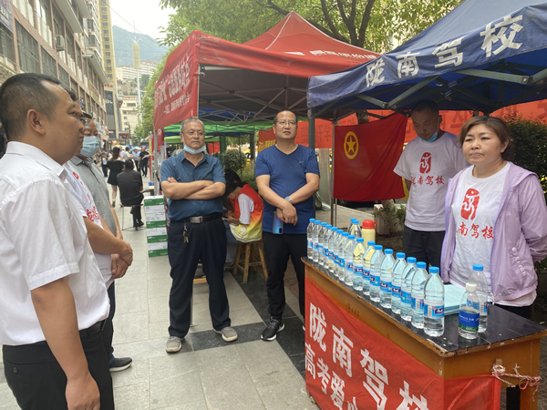 “愛(ài)心送考、奉獻(xiàn)社會(huì)”---隴運(yùn)集團(tuán)在行動(dòng)