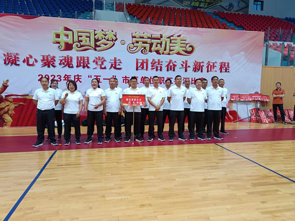 中國夢·勞動美--凝心聚魂跟黨走 團(tuán)結(jié)奮斗新征程 隴運(yùn)集團(tuán)公司參加隴南市慶“五一”市直單位職工拔河比賽