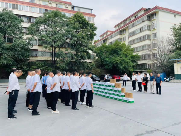 市總工會深入隴運(yùn)集團(tuán)公司開展“夏送清涼”慰問活動